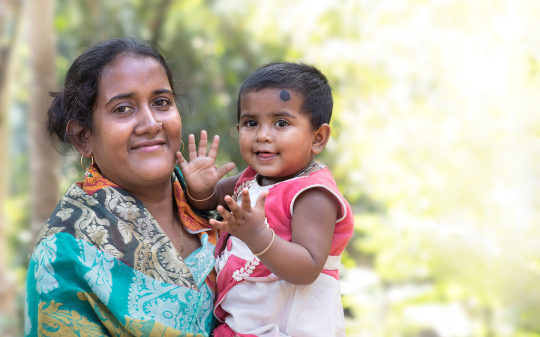 Seorang wanita dengan anaknya